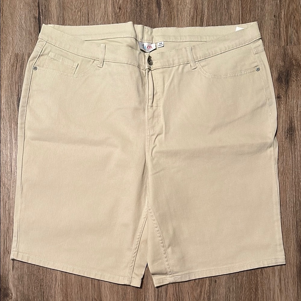 **BRAND NEW** Women’s Beige Shorts—SIZE 24W—Denim & Company